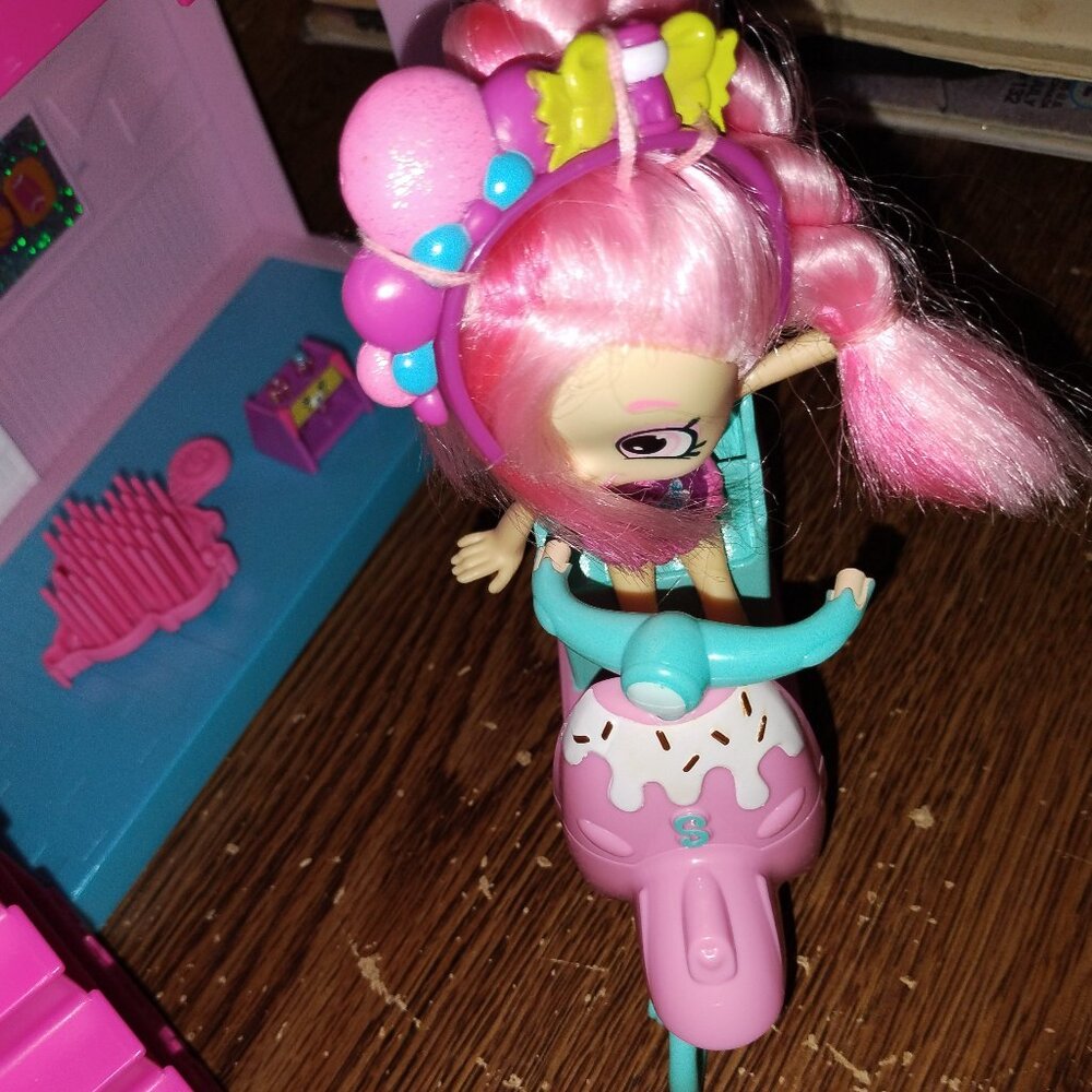 Shopkins Sparkle Hill High School & Peppa Mint Ice Cream Gelati Scooter & more - Picture 2 of 5